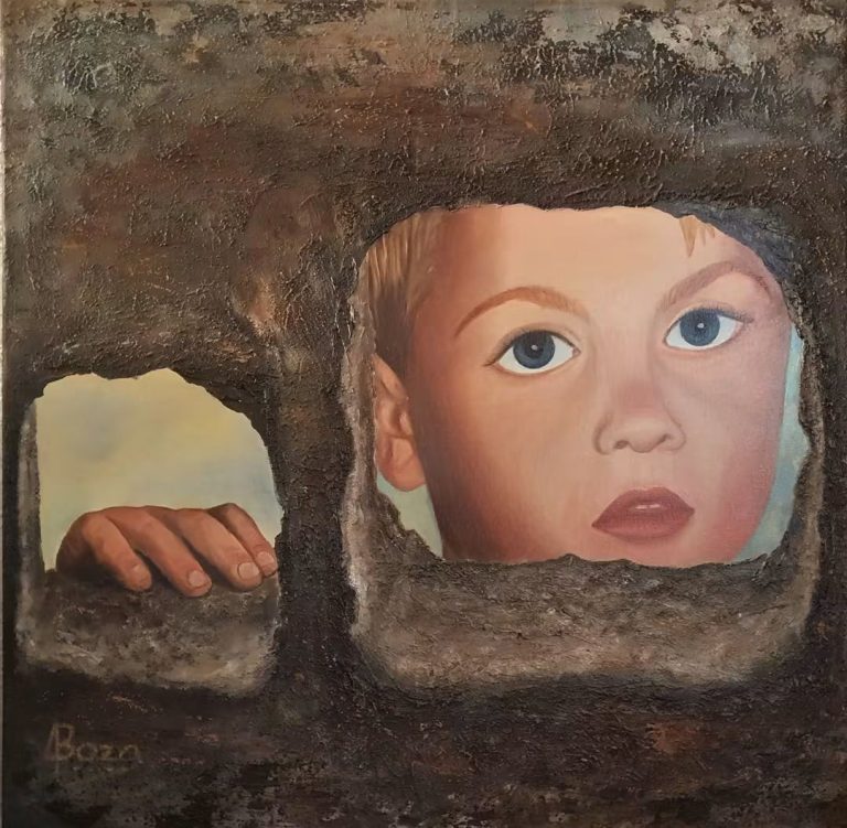 Óleo de Aurora Boza: el rostro de un niño asoma por un hueco abierto en un muro y una mano por otro hueco más bajo